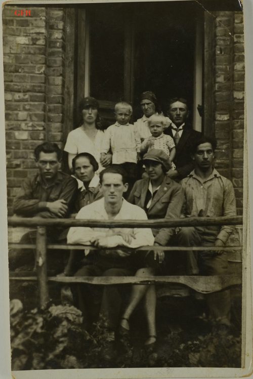 <p>Pięcioro młodych Żydów w Polsce, prawdopodobnie z wizytą u rodziny wiejskich gospodarzy. Zdjęcie wykonano w latach 30. XX wieku.<br />
Arie Liwer (z przodu)</p>
<p><small>Ghetto Fighters’ House Archives, Izrael</small></p>

