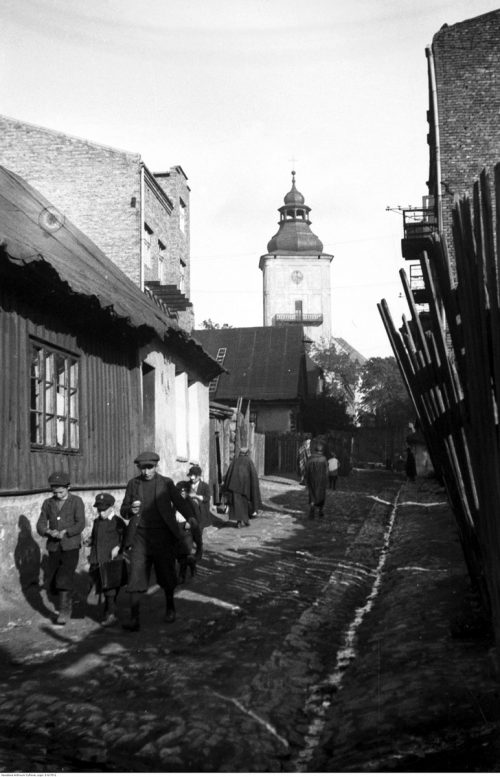 <p>Będzin, rok 1933. W głębi widoczna wieża kościoła św. Trójcy</p>
<p><small>Narodowe Archiwum Cyfrowe</small></p>
